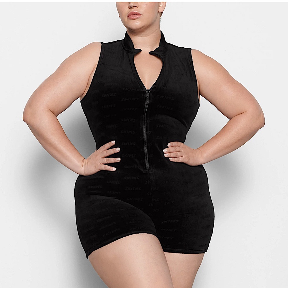Skims logo velour short onsie - onyx - XS